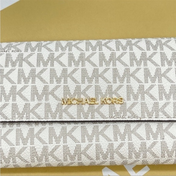 Michael Kors Large Trifold Wallet
Leather Vanilla - Picture 2 of 7